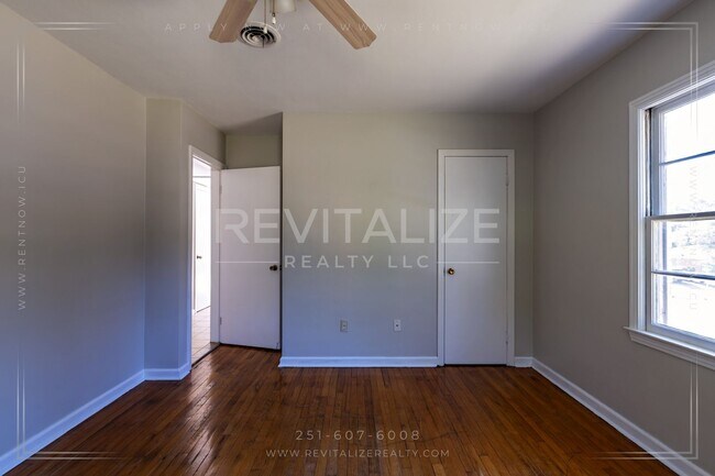 Building Photo - **Reduced Price** Adorable 3 Bedroom/1 Bat...