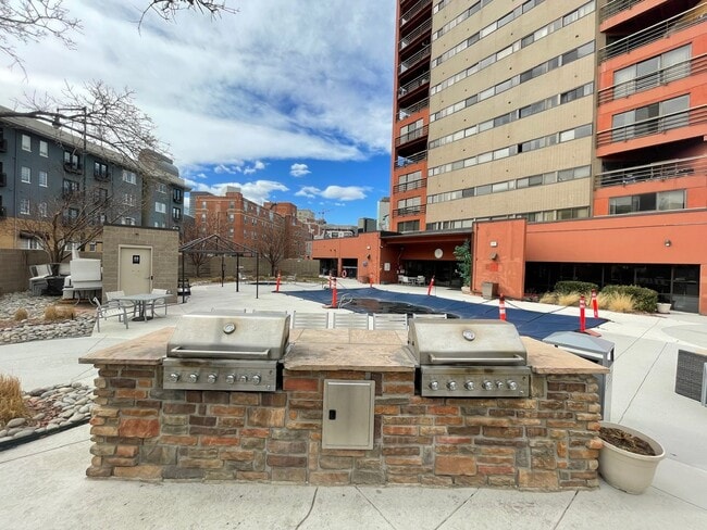 Building Photo - 100 Park Ave W