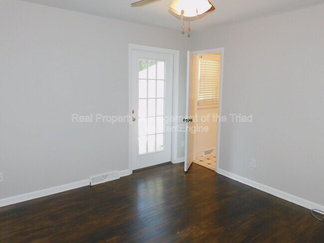 Building Photo - 3005 Stratford Dr