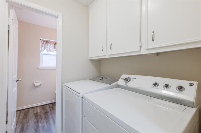 Building Photo - 3004 Beecave Dr