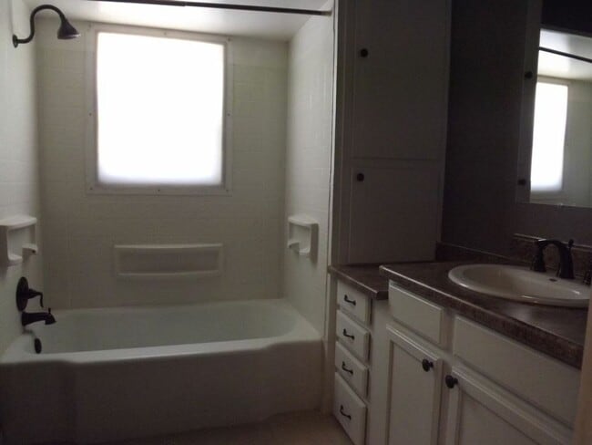 Building Photo - Pre Leasing for Fall 2026!!