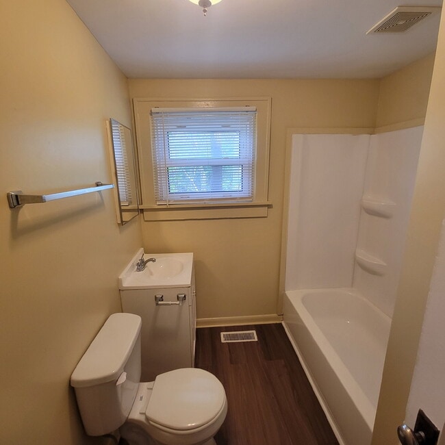 Building Photo - 2 Bedroom Lawrence home.