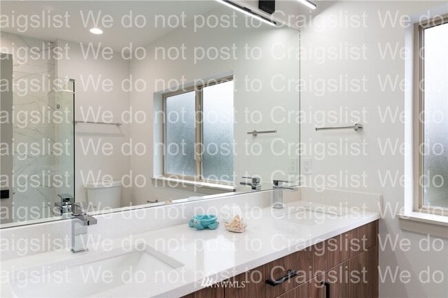 Building Photo - West Seattle - 3 Bedroom - 2.5 Bathroom w/...