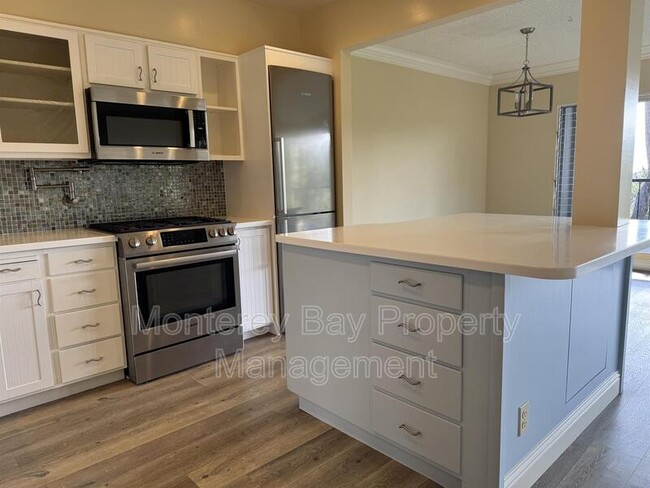 Building Photo - 31 Del Mesa Carmel