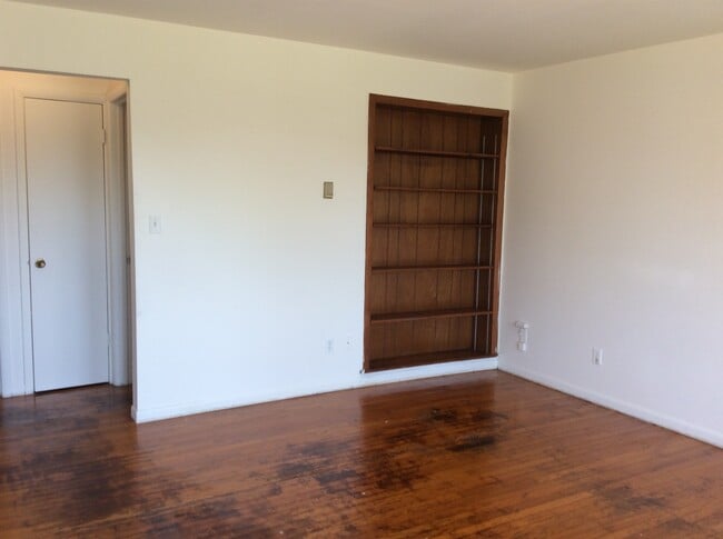 Building Photo - 2100 Meadowvale Ct