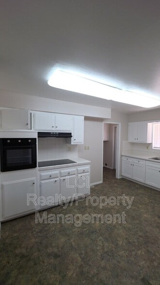 Building Photo - 27131 Pinehurst Rd