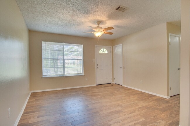 Building Photo - Fully Renovated 3/2 Just Minutes from the ...