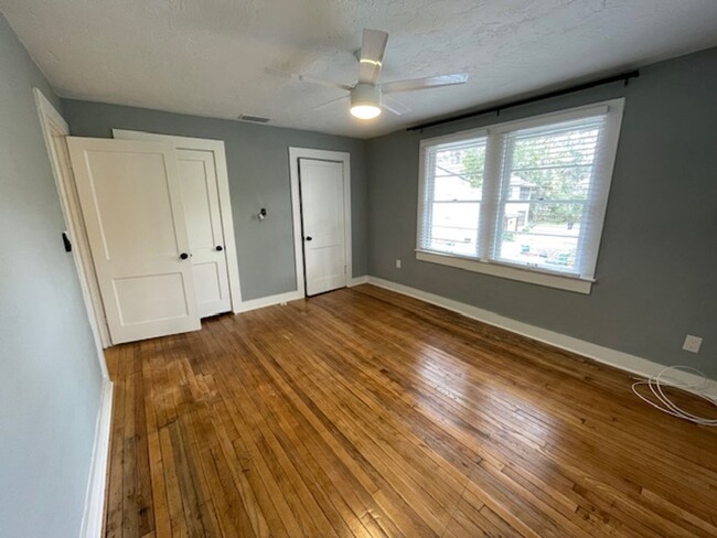 Building Photo - Recently Renovated 2 Bedroom Apartment in ...