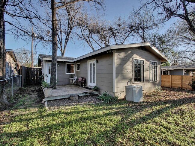 Building Photo - 407 Wilmes Dr