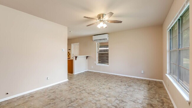 Building Photo - 218 E Villaret Blvd