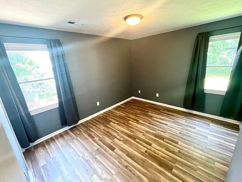 Building Photo - 106 Lark Cir
