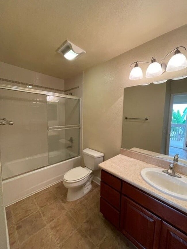 Building Photo - 2 bedroom, 2 bath top floor condo in La Jolla