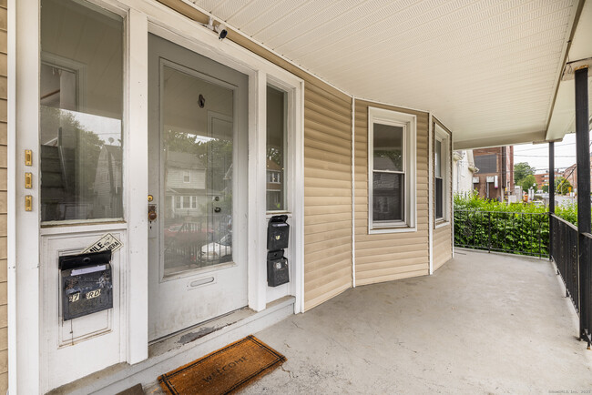 Building Photo - 25 Hunting St