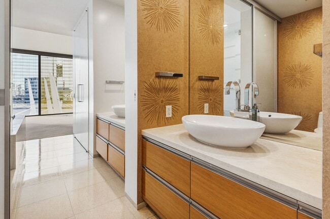 Building Photo - Veer Towers 602W-Strip and CityCenter Views form this Stunning 2Bd/2Ba Residence