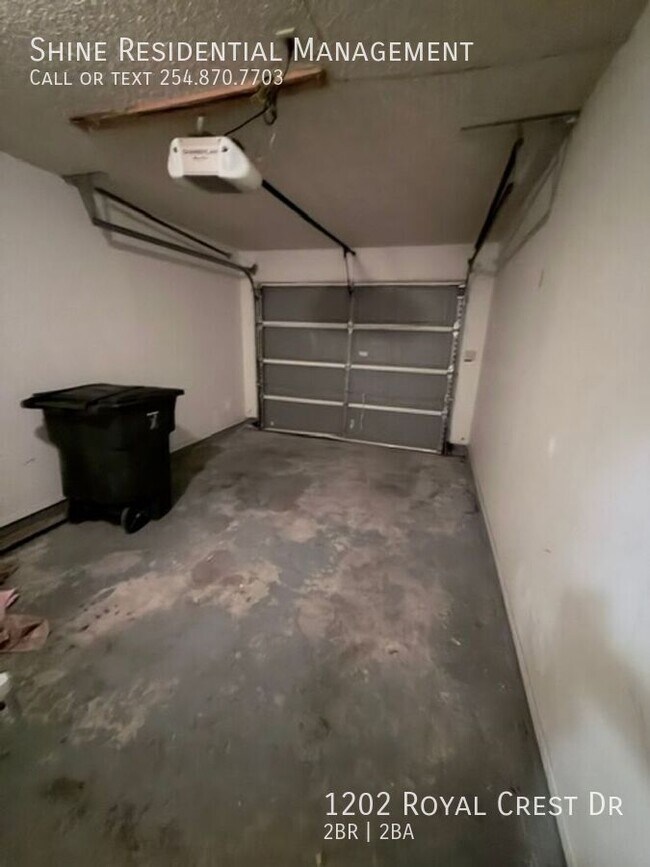 Building Photo - 1202 Royal Crest Dr
