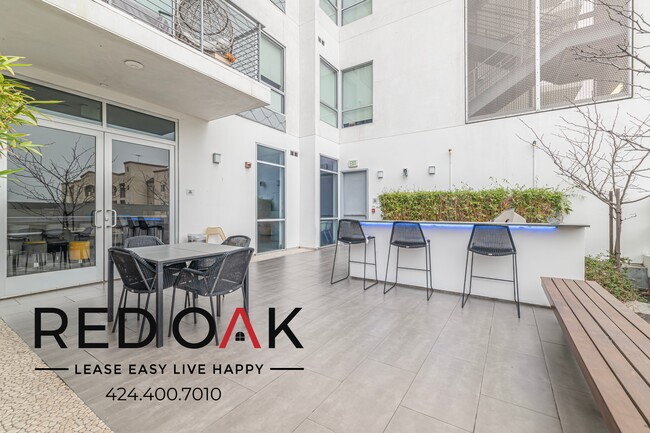 Building Photo - 1331 W 7th St