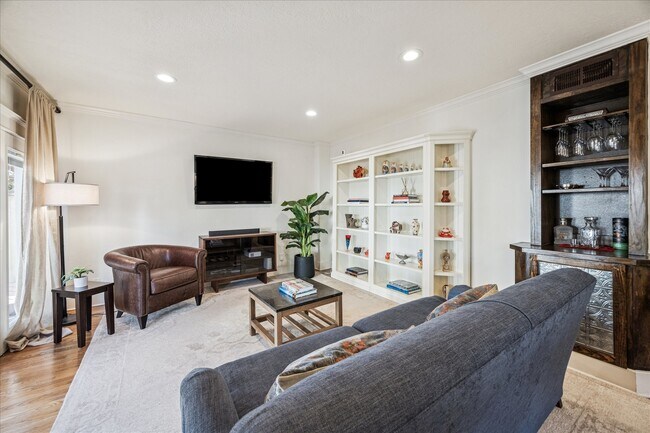 Building Photo - 825 Merrill St