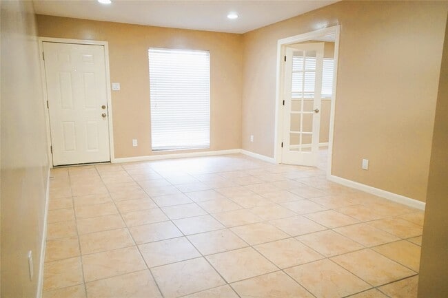 Building Photo - 2414 Mimosa Dr