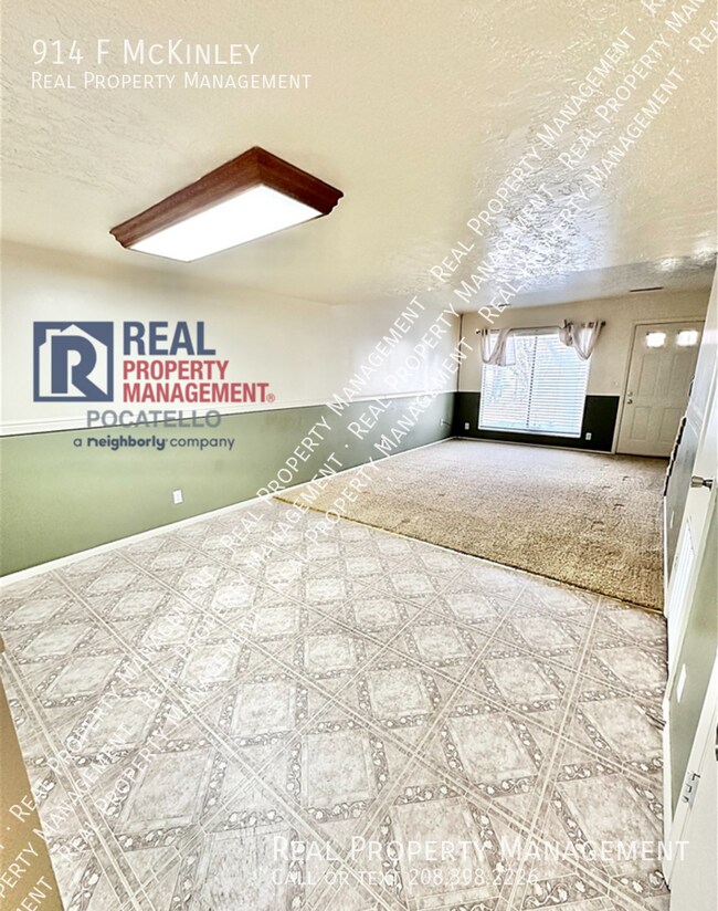 Building Photo - 2 bed 1.5 bath townhome - Covered parking
