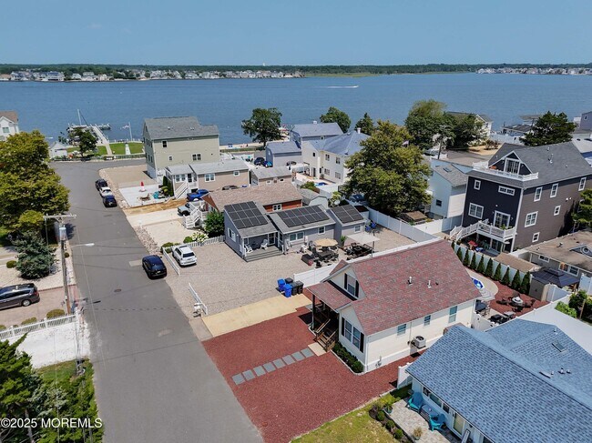 Building Photo - 7 Pine Crest Dr