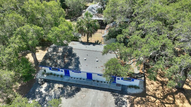 Building Photo - A Truly Charming Find! Discover this stunning 1-bedroom, 1-bath duplex in the highly sought-after...