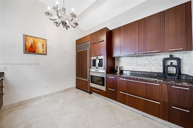 Building Photo - 15811 Collins Ave