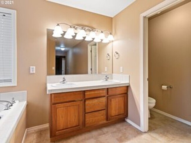 Building Photo - Happy Valley 4 Bedroom Home