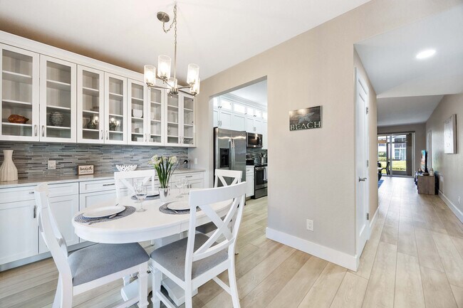 Building Photo - 886 Tanbark Dr