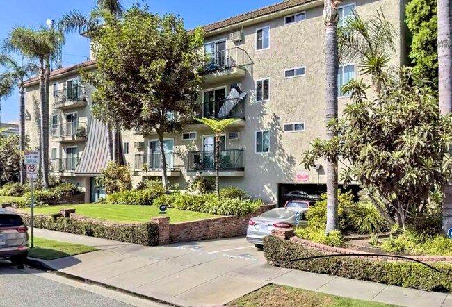 Building Photo - 3861 Mentone Ave