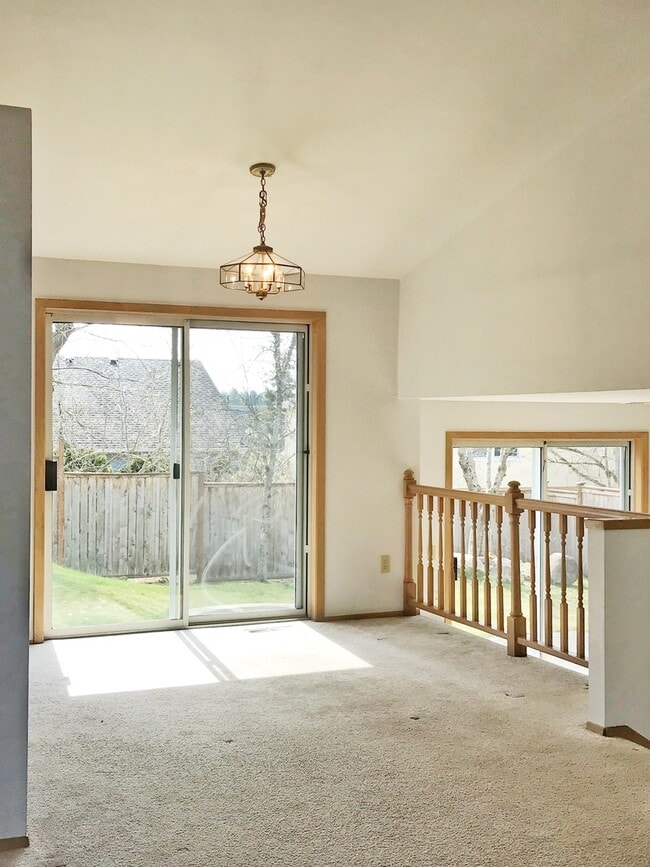 Building Photo - Great 3 bed with huge yard!