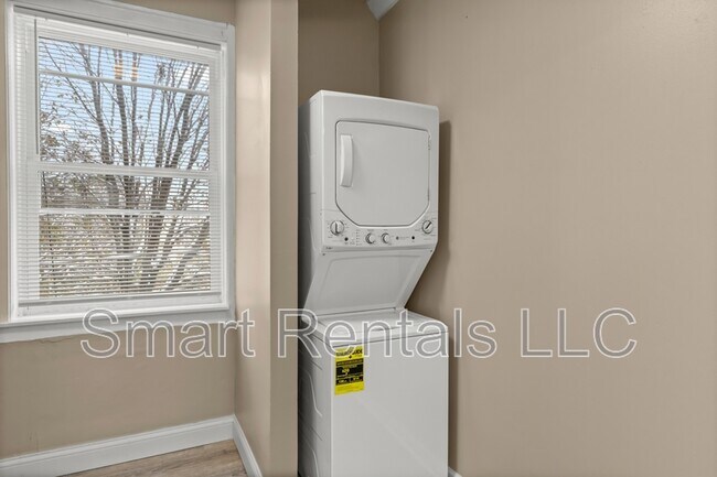 Building Photo - 4205 Ellenwood Ave