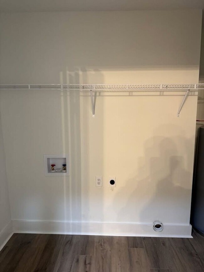 Building Photo - WWW Real Properties