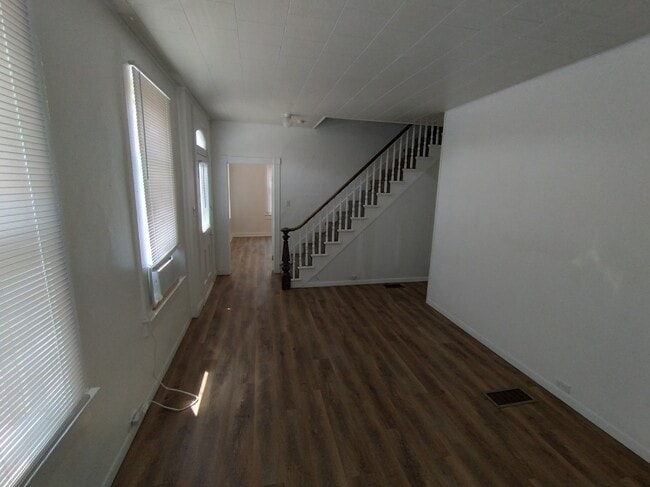 Building Photo - 621 E 24th St