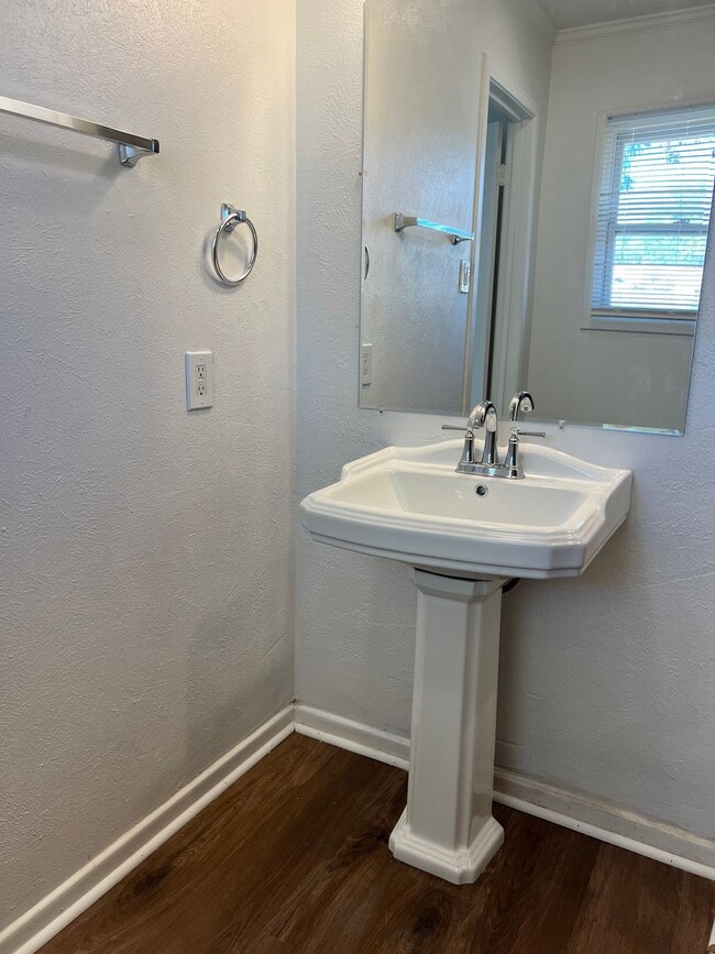 Building Photo - Newly Remodeled 3 bed 2 bath