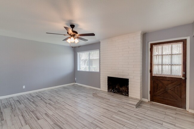 Building Photo - STUNNING 2 BEDROOM REMODELED TEMPE TOWNHOM...