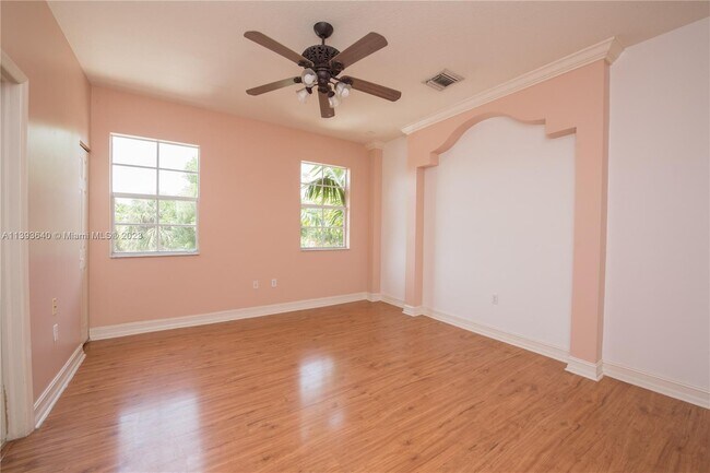 Building Photo - 731 SE 1st St