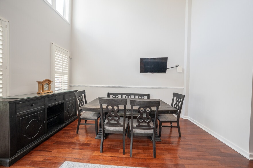 Building Photo - 601 Poplar St