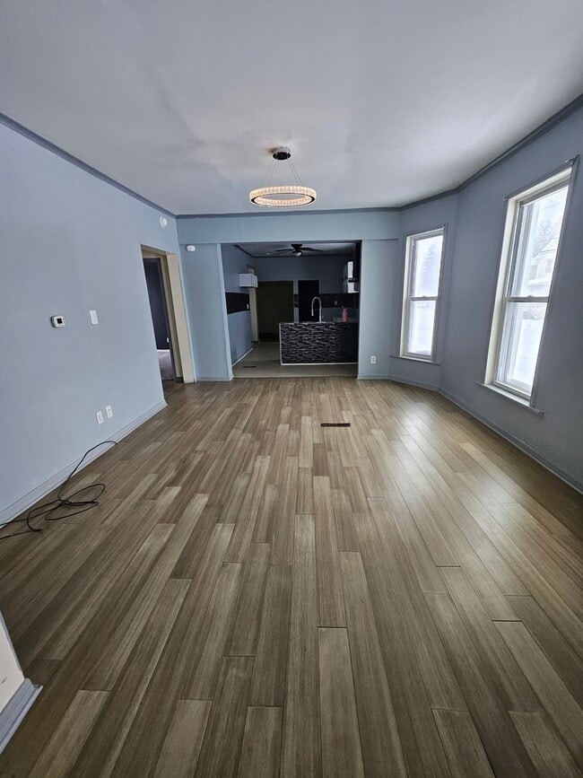 Building Photo - Lower 3 bedroom east side