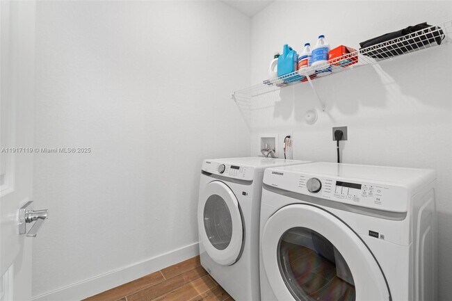 Building Photo - 210 SW 170th Ave