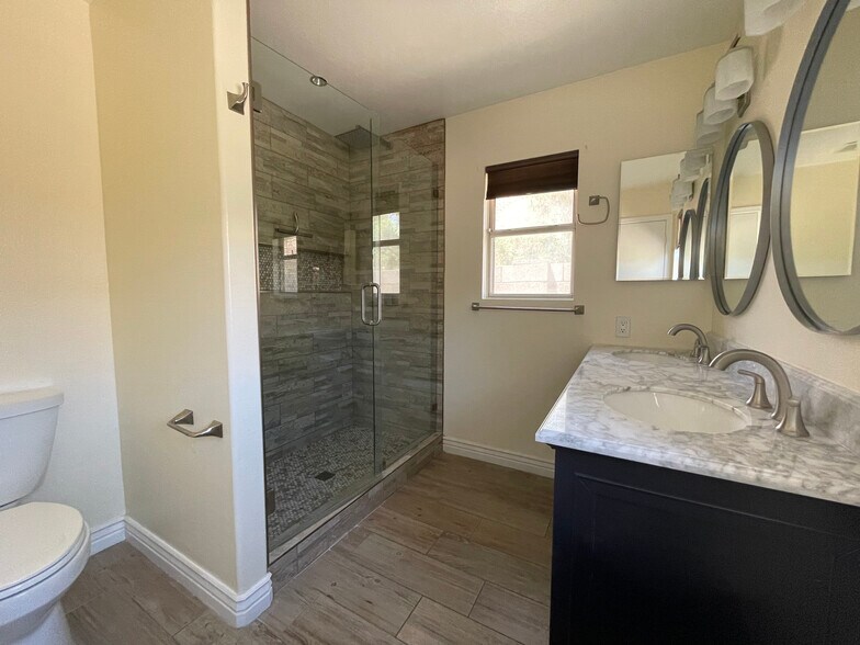 Primary suite's bathroom - 1220 W Butler Dr