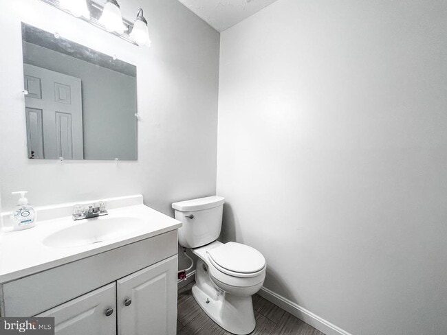 Building Photo - 811 Calvert Towne Dr