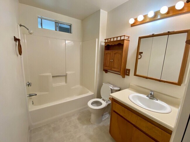 Building Photo - 1284 4th St