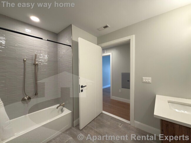 Building Photo - 9 Central St