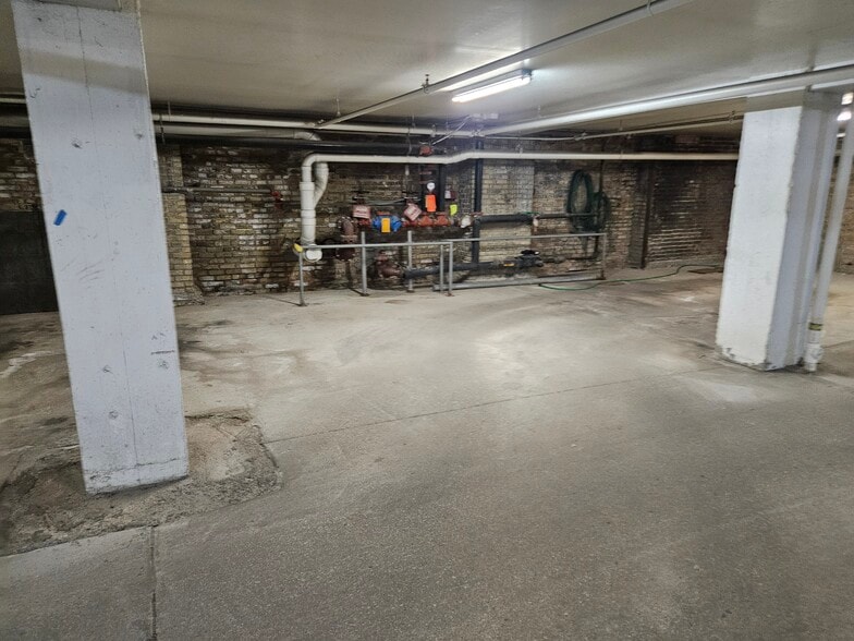 Approximate 18' x 20" parking space - 319 Broadway N