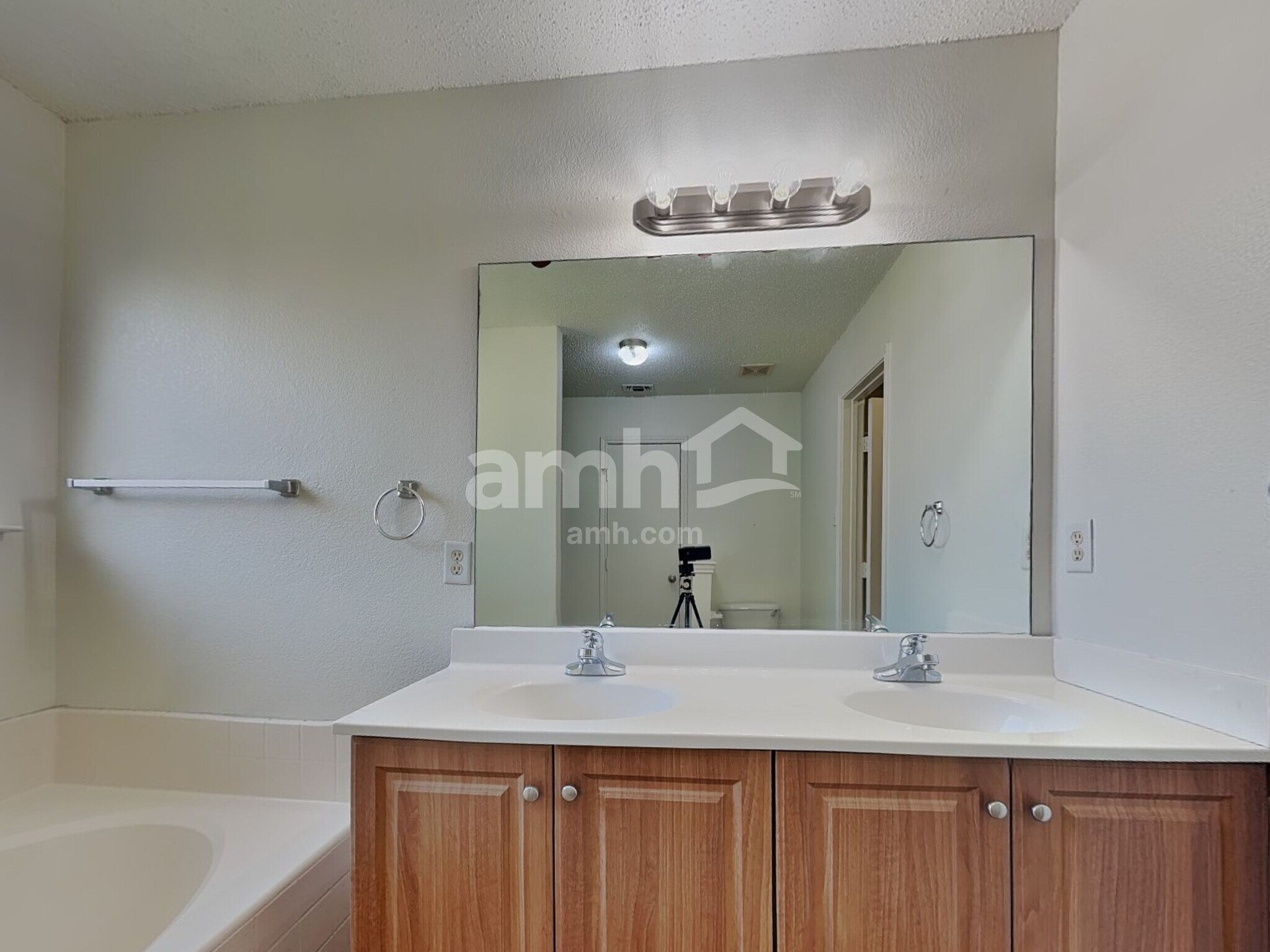 Building Photo - 818 La Sierra Ct