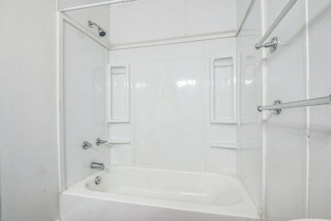 Building Photo - Updated 2 bedroom 2 bath Home in Laurel La...
