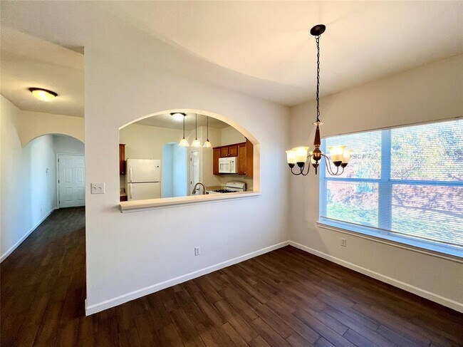 Building Photo - 804 N Creek Blvd