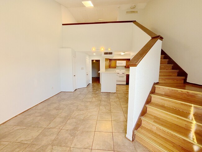 Building Photo - 10855 Meadowglen Ln