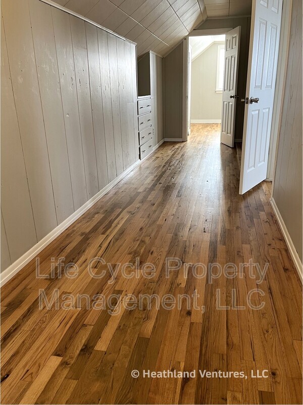 Building Photo - 549 32nd St SE