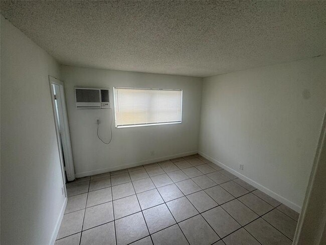 Building Photo - 5174 NE 6th Ave